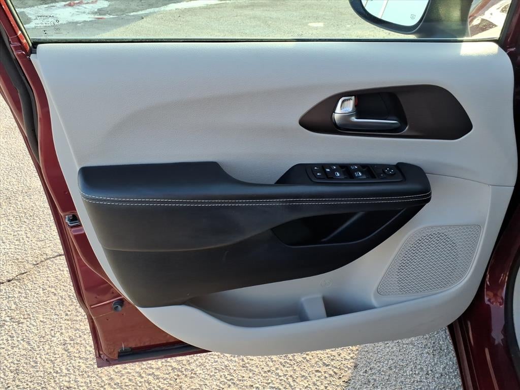 2020 Chrysler Voyager LX