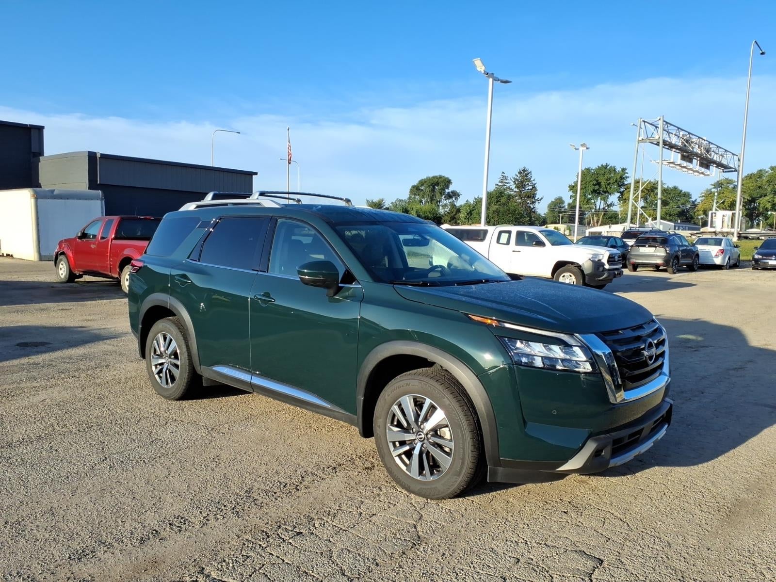 2025 Nissan Pathfinder SL