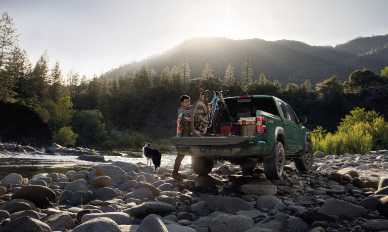 2025 Nissan Frontier loading bikes into the bed