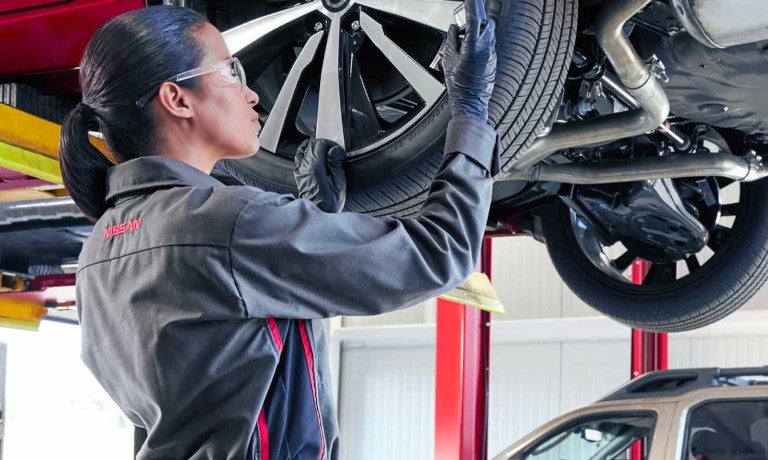 Kia technician changing a tire